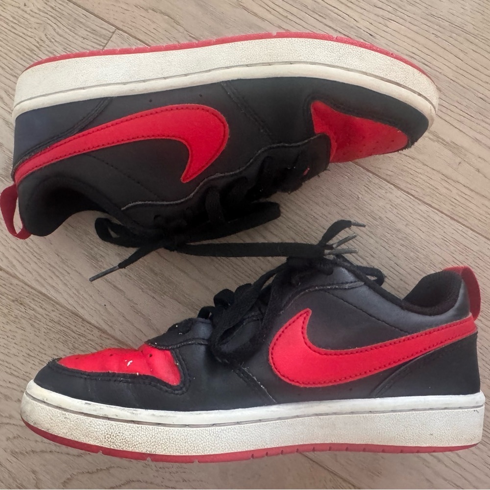 Kids Nike Court Borough Low 2 sneakers in a black and red colorway size 5Y